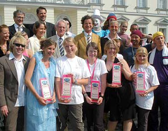 Alle Bundessieger im Park von Schloss Bellevue