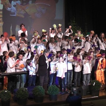 Rolf Zuckowski mit den Flötenklassen der Franziskus-Schule Erkelenz und der Flötenbande der Rurtal-Schule