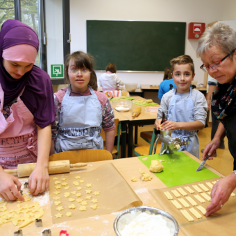 Plätzchenbacken (Foto: A. Thomas)